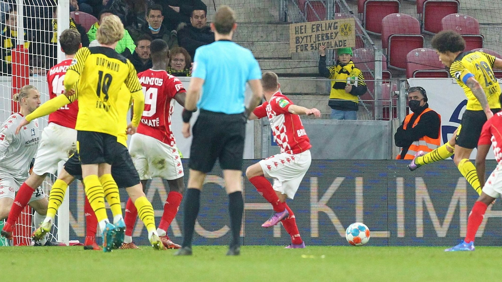 Axel Witse trifft aus kurzer Distanz für Borussia Dortmund gegen Mainz 05