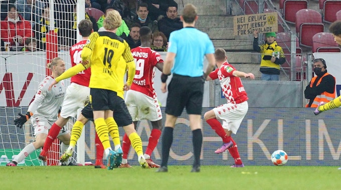 Axel Witse trifft aus kurzer Distanz für Borussia Dortmund gegen Mainz 05
