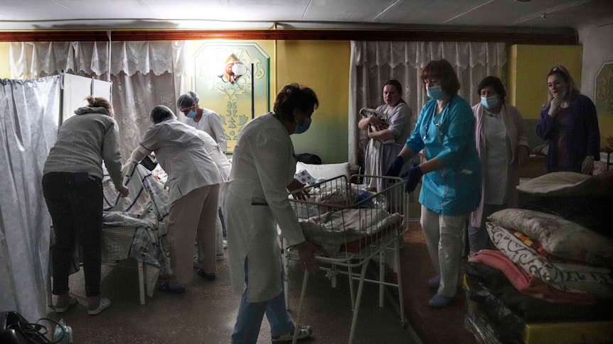 Ukraine: Im Keller eines Krankenhauses behandeln Ärzte am 1. März 2022 Frauen nach ihrer Entbindung.