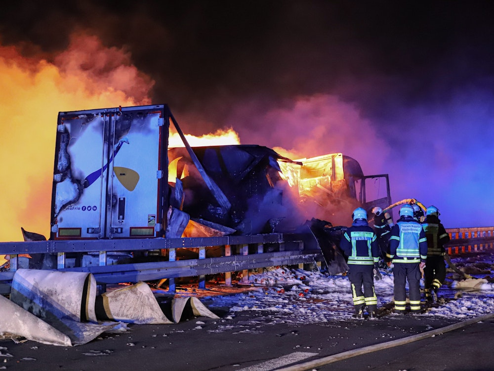 Ein Gemüselaster brennt auf der Schwelmetalbrücke der Autobahn 1 bei Wuppertal (Foto vom 17. März 2022).
