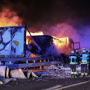 Ein Gemüselaster brennt auf der Schwelmetalbrücke der Autobahn 1 bei Wuppertal (Foto vom 17. März 2022).