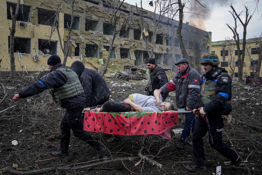Ukrainische Rettungskräfte versuchen, eine schwangere Frau zu retten.