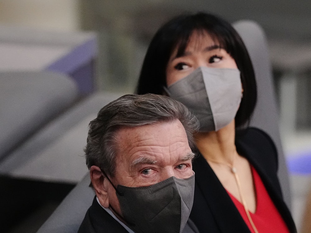 Gerhard Schröder und seine Frau So-yeon Schröder-Kim haben vor der Kanzlerwahl auf der Tribüne Platz genommen.