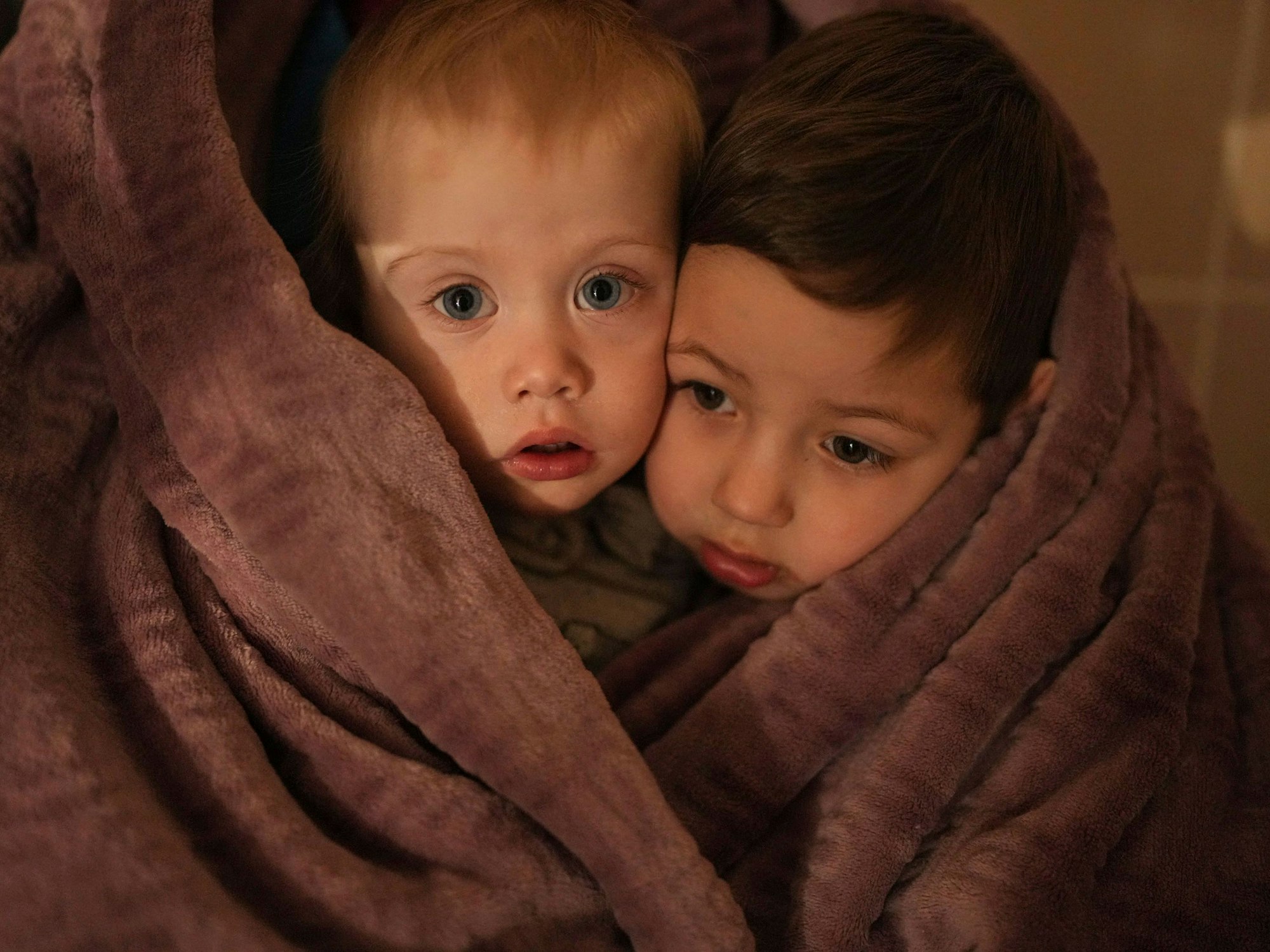 Schrecklicher Angriff auf Zivilisten in der Ukraine: Zwei Kinder wärmen sich im Krankenhaus von Mariupol am 4. März 2022.