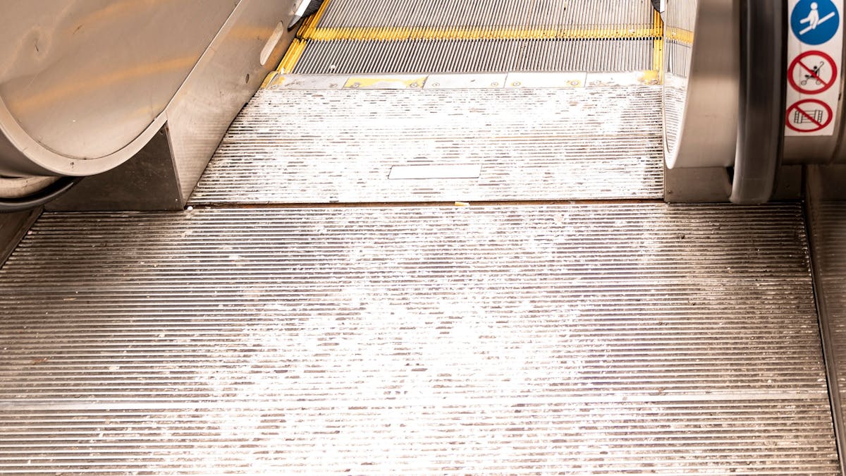 Eine Rolltreppe am Kölner Neumarkt (Foto vom 16. März 2022). Vermehrt werden sie von Taschendieben außer Betrieb gesetzt.