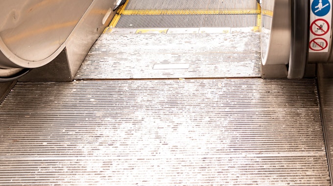 Eine Rolltreppe am Kölner Neumarkt (Foto vom 16. März 2022). Vermehrt werden sie von Taschendieben außer Betrieb gesetzt.