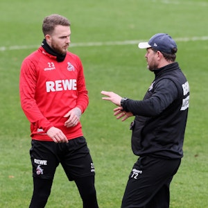 Jannes Horn und Steffen Baumgart sprechen gemeinsam beim Training des 1. FC Köln