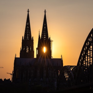 Der Kölner Dom (hier ein Foto vom 8. April 2020) soll in Zukunft nicht mehr auf dem Logo der Stadt Köln abgebildet werden. So ganz verschwinden wird er aber nicht.