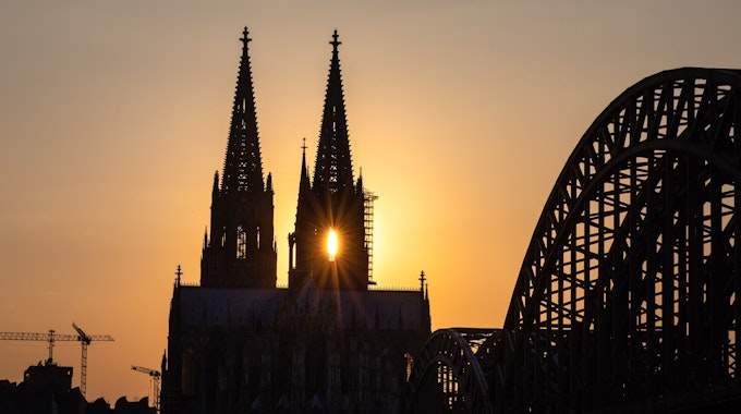 Der Kölner Dom (hier ein Foto vom 8. April 2020) soll in Zukunft nicht mehr auf dem Logo der Stadt Köln abgebildet werden. So ganz verschwinden wird er aber nicht.