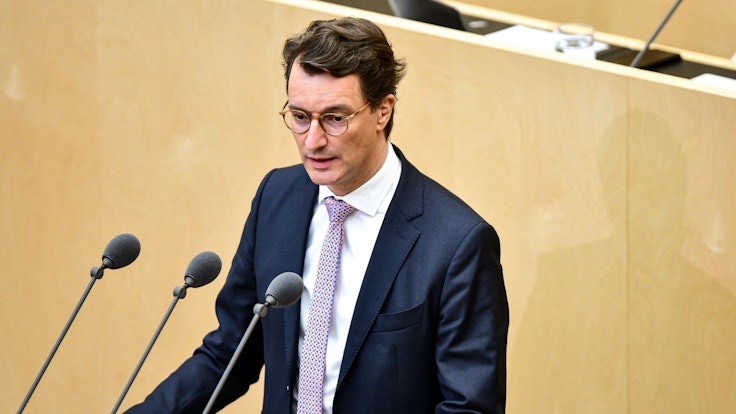 Hendrik Wüst (CDU), Ministerpräsident von Nordrhein-Westfalen, spricht während Sitzung des Deutschen Bundesrates.