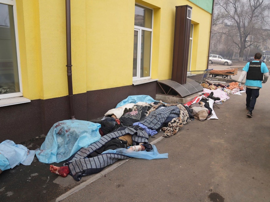 Ukraine-Krieg: Tote Zivilisten und Zivilistinnen - auf den Straßen vor dem Hospital Nummer 3 liegen die Leichen der Opfer des russischen Beschusses am 15. März 2022.