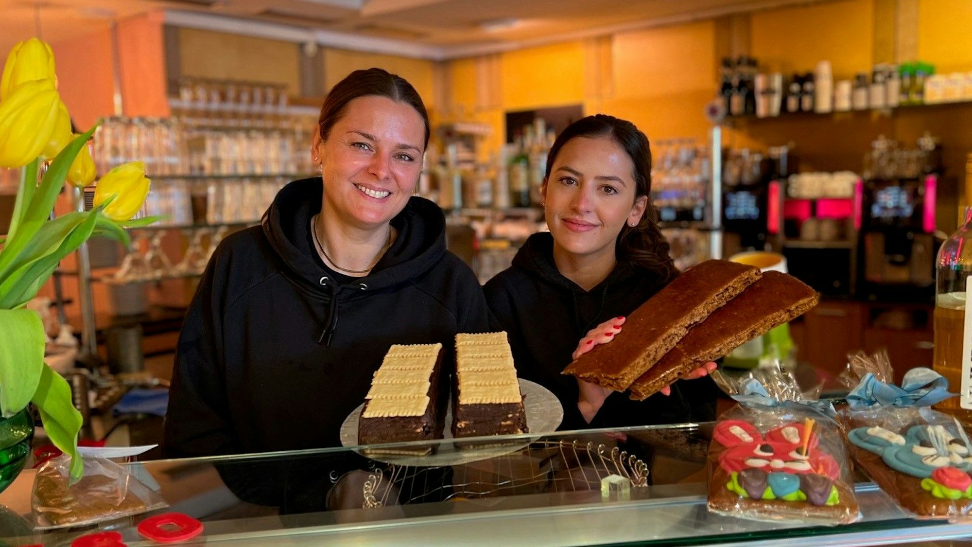 Simone (l.) und Vivienne Schmitz von der Bäckerei Schmitz in Köln auf de Breite Straße.
