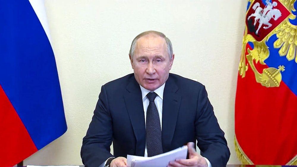 Auf diesem vom Pressedienst des russischen Präsidenten veröffentlichten Handout-Foto aus einem Video spricht der russische Präsident Wladimir Putin während eines Treffens über Maßnahmen zur sozioökonomischen Unterstützung der Regionen per Videokonferenz in seiner Residenz in Nowo-Ogarjowo.