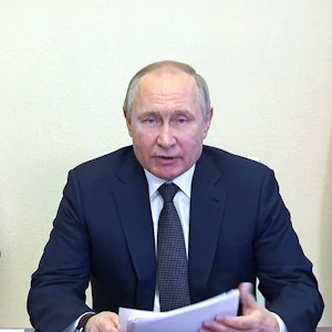 Auf diesem vom Pressedienst des russischen Präsidenten veröffentlichten Handout-Foto aus einem Video spricht der russische Präsident Wladimir Putin während eines Treffens über Maßnahmen zur sozioökonomischen Unterstützung der Regionen per Videokonferenz in seiner Residenz in Nowo-Ogarjowo.