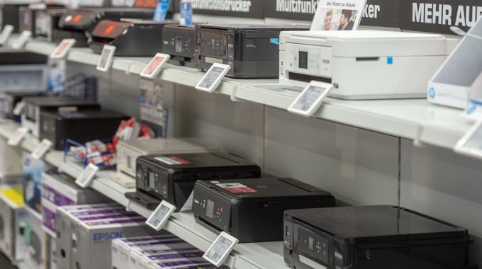 Viele verschiedene Drucker stehen in einem Elektronikmarkt.