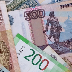 Russische Rubel-Banknoten liegen auf einem Tisch.