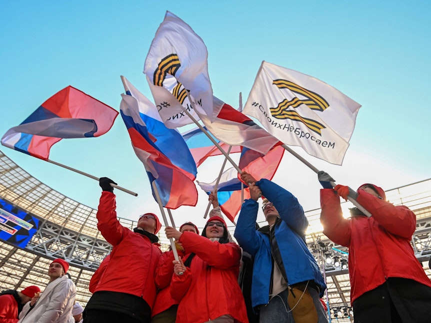 Verstörende Szenen in Moskau: Menschen halten Flaggen mit einem Z in der Luft, dem russischen Symbol für den Krieg in der Ukraine.