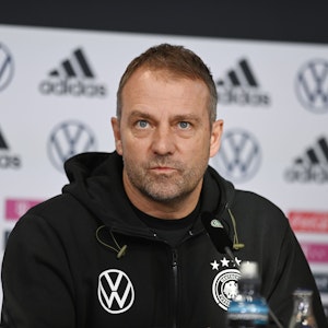 Bundestrainer Hansi Flick gibt eine Pressekonferenz.