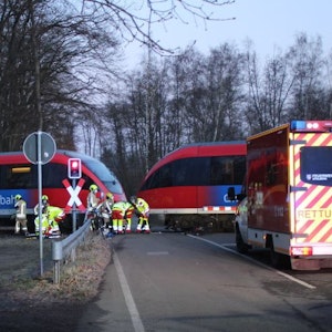 Einsatzkräfte von Feuerwehr und Rettungsdienst befinden sich am Stolberger Bahnübergang auf der Steinbachstraße, wo ein Fahrradfahrer mit einem Zug kollidierte.