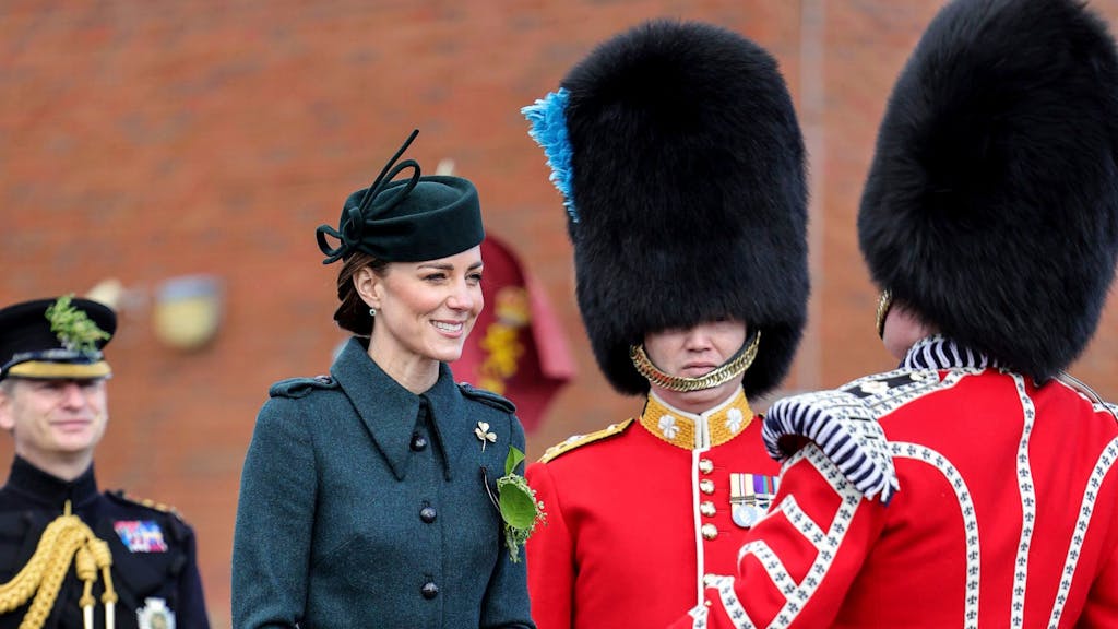 Herzogin Kate wird bei der Parade von den Irish Guards empfangen.