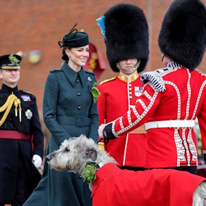 Herzogin Kate wird bei der Parade von den Irish Guards empfangen.