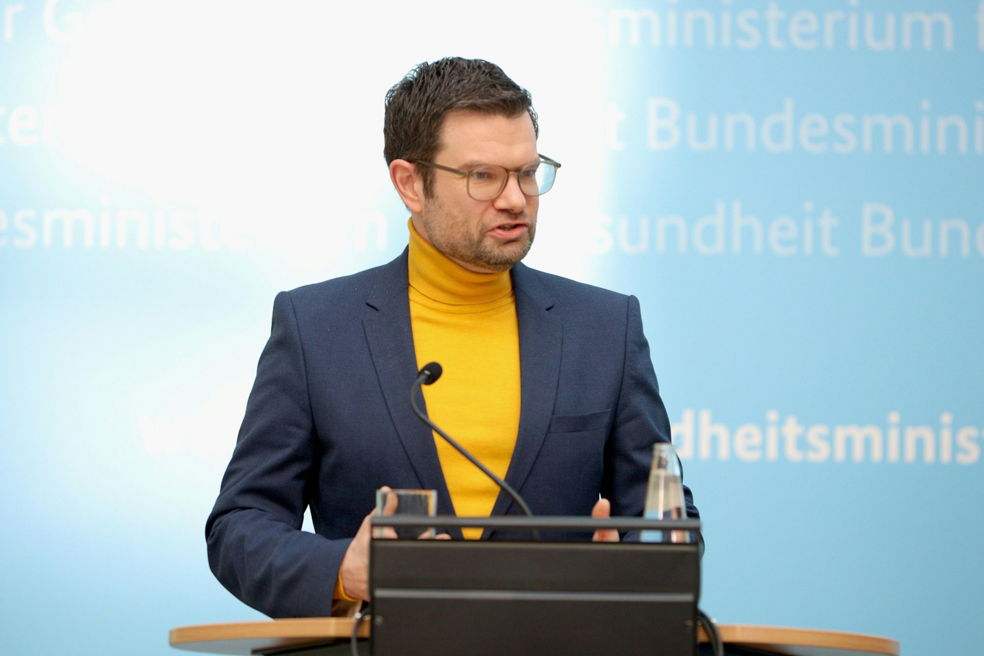 Marco Buschmann bei einer Pressekonferenz.