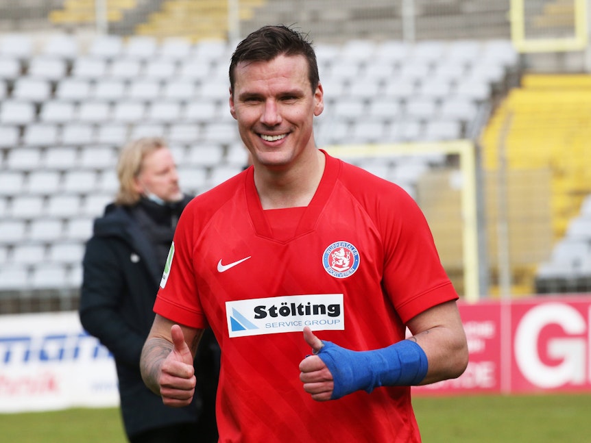 Christopher Schorch spielt für den Wuppertaler SV gegen den SV Bergisch Gladbach.