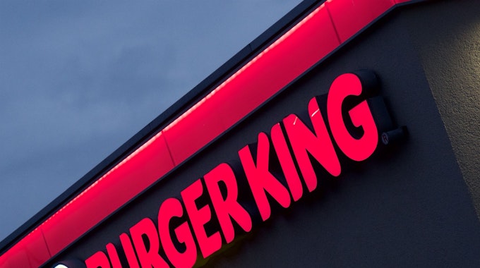 Der im Abendlicht erleuchtete Neon-Schriftzug einer Münchner Burger-King-Filiale.