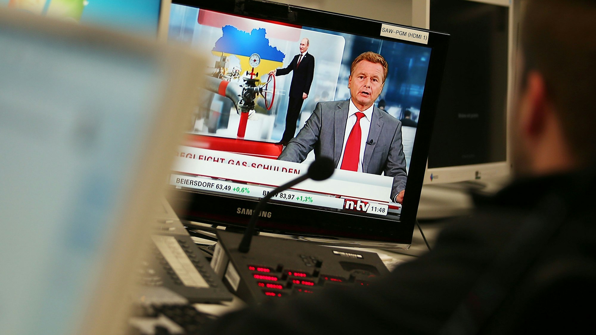 Der TV-Moderator Raimund Brichta ist am 5. November 2014 in Köln (Nordrhein-Westfalen) im Newsroom des Nachrichten-Senders n-tv auf einem Monitor zu sehen.