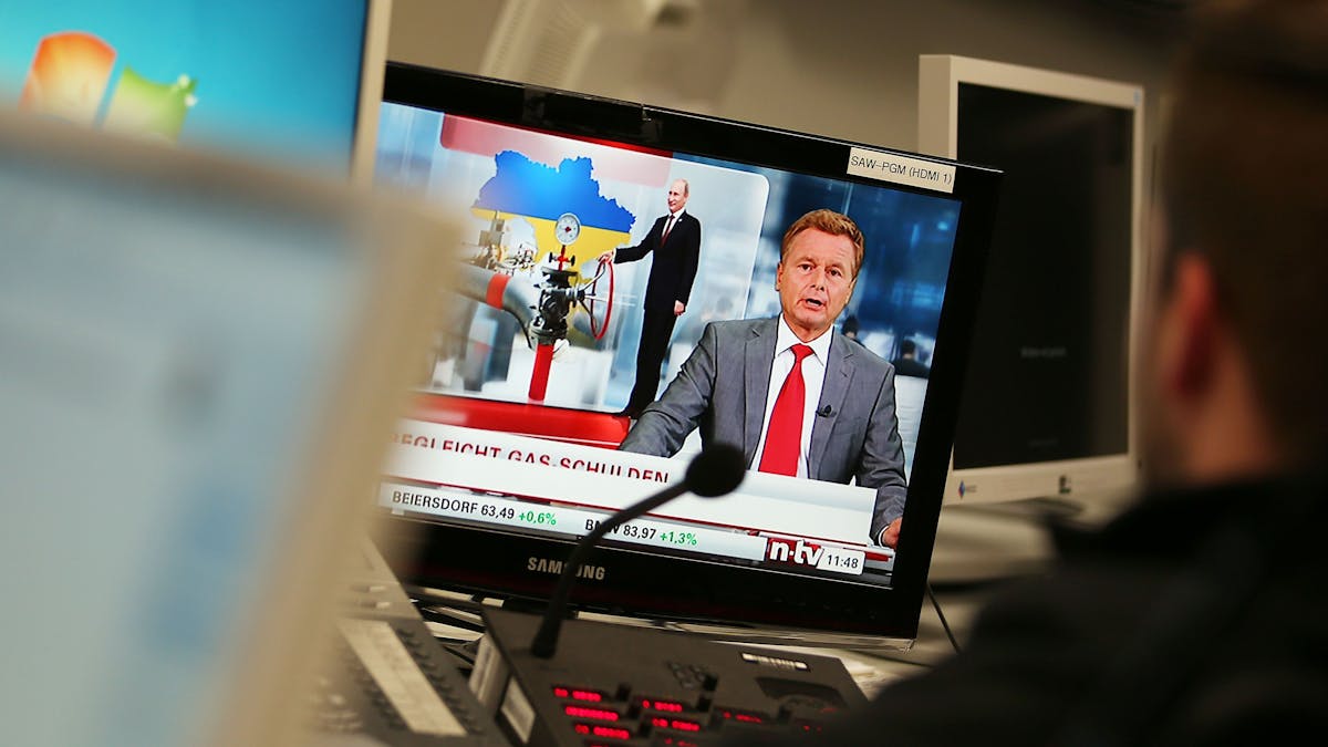 Der TV-Moderator Raimund Brichta ist am 5. November 2014 in Köln (Nordrhein-Westfalen) im Newsroom des Nachrichten-Senders n-tv auf einem Monitor zu sehen.