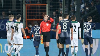 Schiedsrichter Assistent Christian Gittelmann, der beim Bundesliga-Spiel Borussia Mönchengladbach gegen den VfL Bochum von einem Becher getroffen wurde.