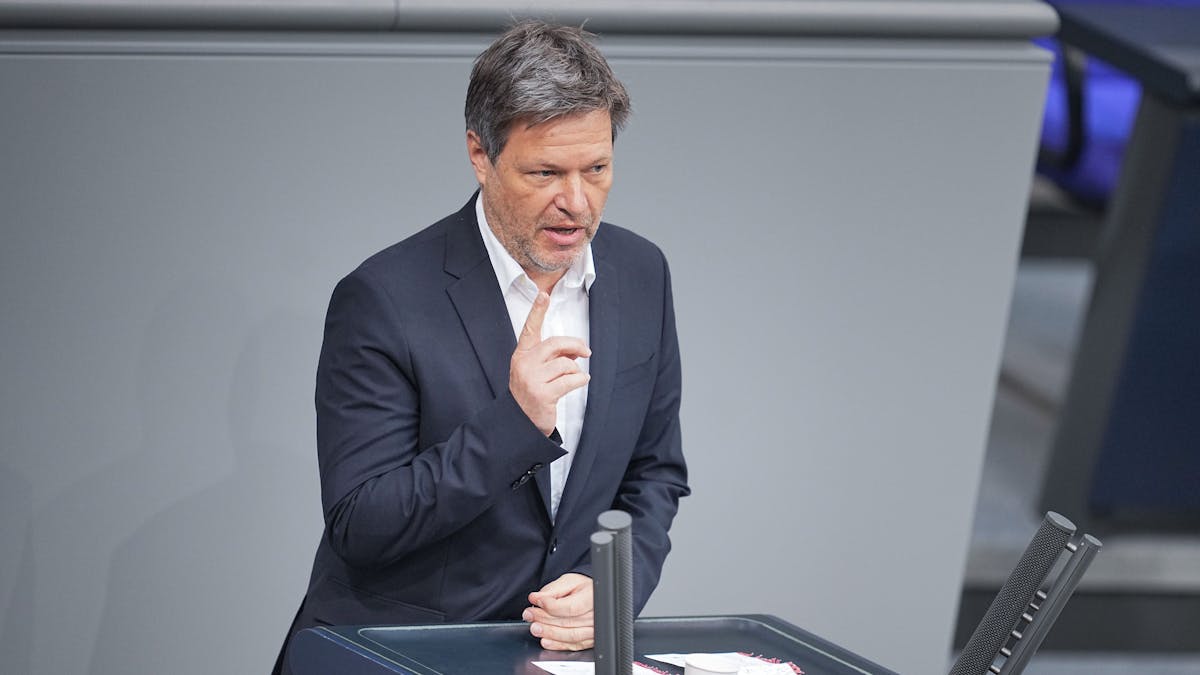 Bundeswirtschafts- und Klimaschutzminister Robert Habeck (Bündnis 90/Grüne) spricht im Bundestag zur Impfpflicht.