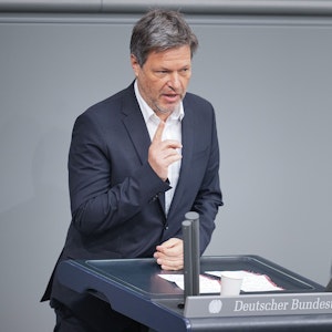 Bundeswirtschafts- und Klimaschutzminister Robert Habeck (Bündnis 90/Grüne) spricht im Bundestag zur Impfpflicht.