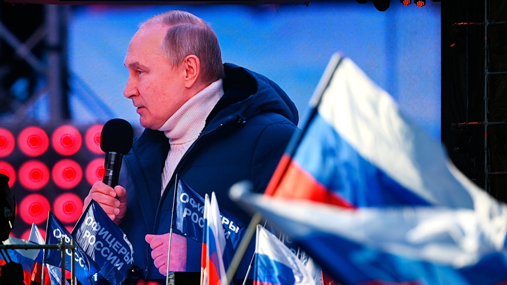 Der russische Präsident Wladimir Putin ist am Freitag (18. März) auf einer großen Leinwand zu sehen, während er seine Rede im Moskauer Olympiastadion Luschniki hält.