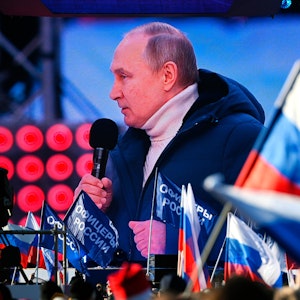 Der russische Präsident Wladimir Putin ist am Freitag (18. März) auf einer großen Leinwand zu sehen, während er seine Rede im Moskauer Olympiastadion Luschniki hält.