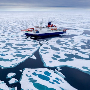 Das Fotot des Alfred-Wegener-Instituts zeigt das deutsche Forschungsschiff „Polarstern“, das sich in der Arktis dem Nordpol nähert.