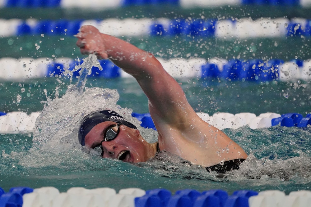 Transgender-Schwimmerin Lia Thomas beim Wettkampf im Wasser.