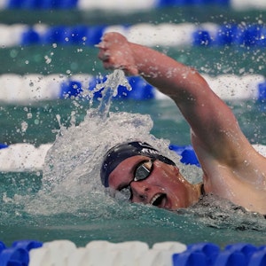 Transgender-Schwimmerin Lia Thomas beim Wettkampf im Wasser.