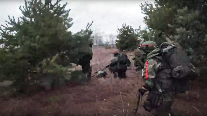 Das Video, am 12. März herausgegeben vom russischen Verteidigungsministerium, zeigt Fallschirmjäger, die sich angeblich die Kontrolle über einen unbekannten Flugplatz in der Ukraine übernehmen.