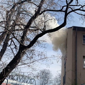 Nach einem Feuer in einem Gebäude dringt Rauch aus einem Fenster.