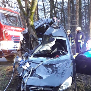Durch die Wucht des Aufpralls wurde der Kia völlig zerstört. Der Wagen wickelte sich regelrecht um den Baum. Der Unfall passierte am 15. März 2022 auf der L286.