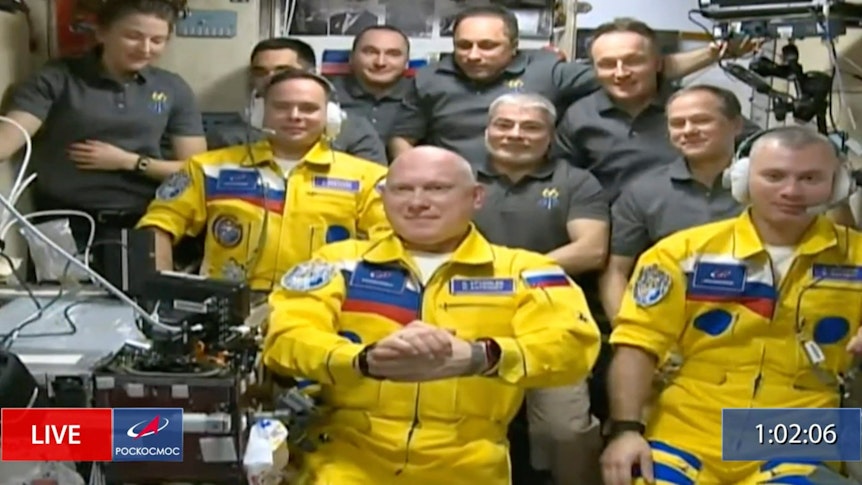 Die drei Kosmonauten trugen gelbe Anzüge mit einigen blauen Aufnähern. Beobachter erinnerte das an die Farben der ukrainischen Flagge.