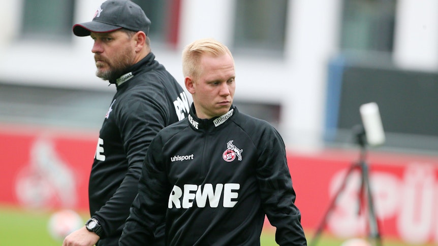 Sascha Bigalke (Mitte) als Hospitant bei Steffen Baumgart, Trainer des Fußball-Bundesligisten 1. FC Köln. Bigalke trägt Trainingskleidung vom 1. FC Köln.
