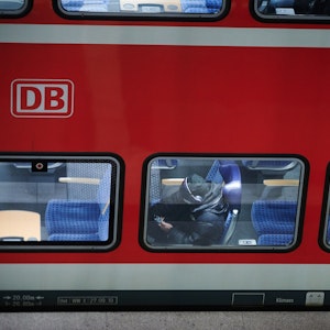 Personen sitzen in unserem Archibild vom Januar in Berlin in einem Regional-Express. Fahrgäste können die Züge von diesem Sonntag (20. März) an wieder ohne 3G-Nachweise nutzen.