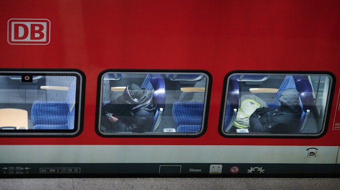 Personen sitzen in einem Regional-Express.