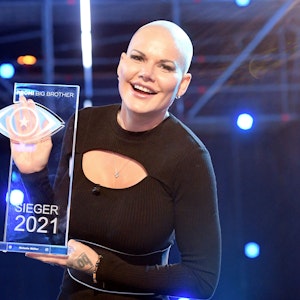 Melanie Müller zeigt ihren Pokal nach ihrem Sieg beim Promi Big Brother Event 2021. Nach drei Wochen leben vor Fernsehkameras wählten die Zuschauer sie zur Siegerin im Container.