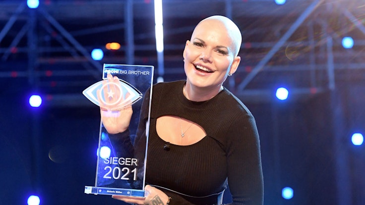 Melanie Müller zeigt ihren Pokal nach ihrem Sieg beim Promi Big Brother Event 2021. Nach drei Wochen leben vor Fernsehkameras wählten die Zuschauer sie zur Siegerin im Container.