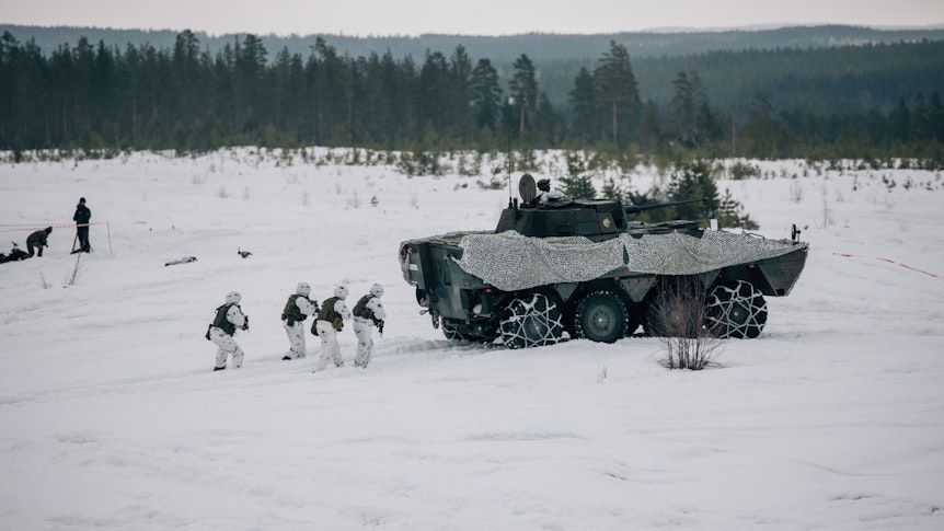 Soldaten nehmen an der Übung „Brilliant Jump 2022“ teil, einer jährlichen Übung der NATO Response Force (NRF). In diesem Jahr findet die Übung in Norwegen im Zusammenhang mit der NATO-Übung „Cold Response“ statt.