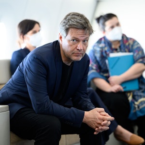 Robert Habeck (Bündnis 90/Die Grünen) unterhält sich am 19. März 2022 auf dem Flug von Berlin nach Doha im Airbus A350 der Flugbereitschaft der Bundeswehr bei einem Hintergrundgespräch mit mitreisenden Journalistinnen und Journalisten.