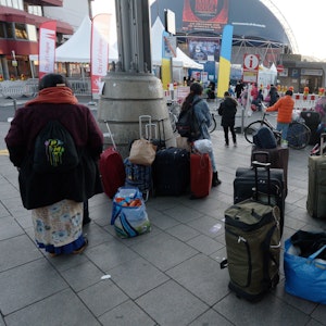 Geflüchtete aus der Ukraine stehen vor der Anlaufstelle für Geflüchtete der Stadt Köln am Hauptbahnhof.